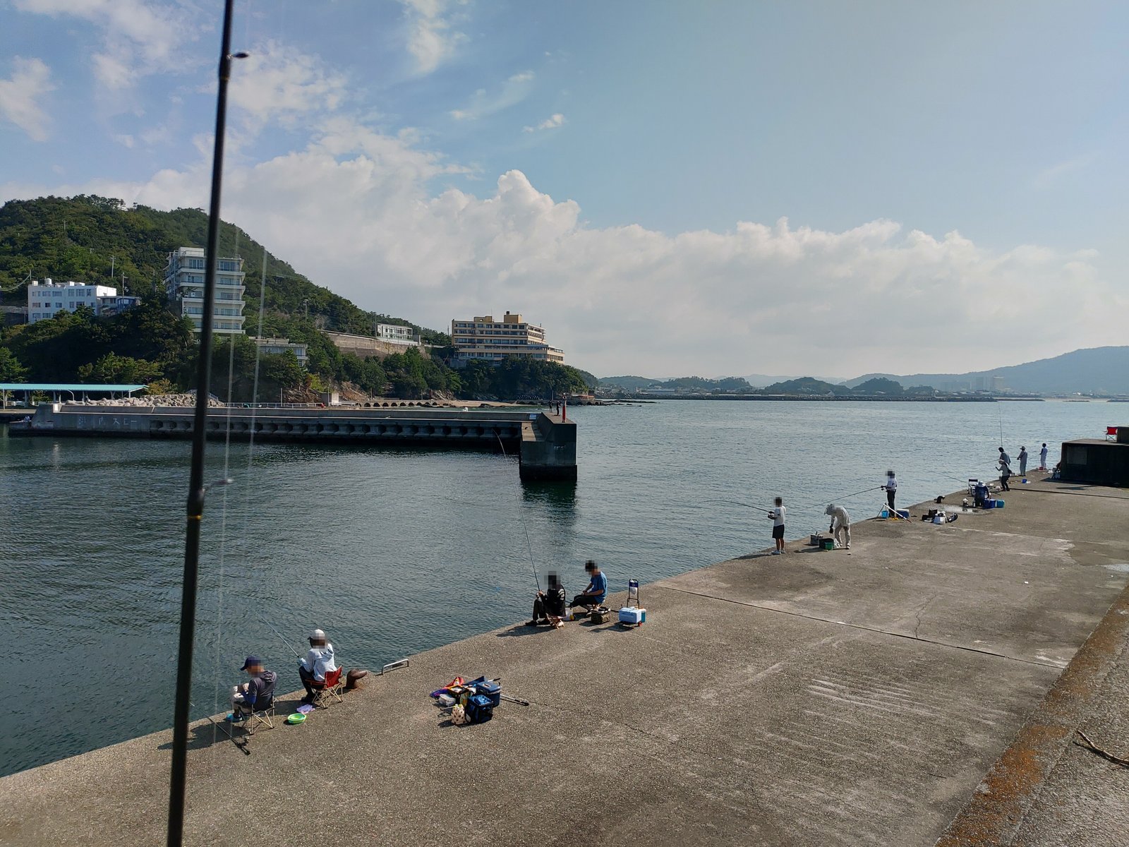 田ノ浦漁港の堤防の上から見た港内側の足場