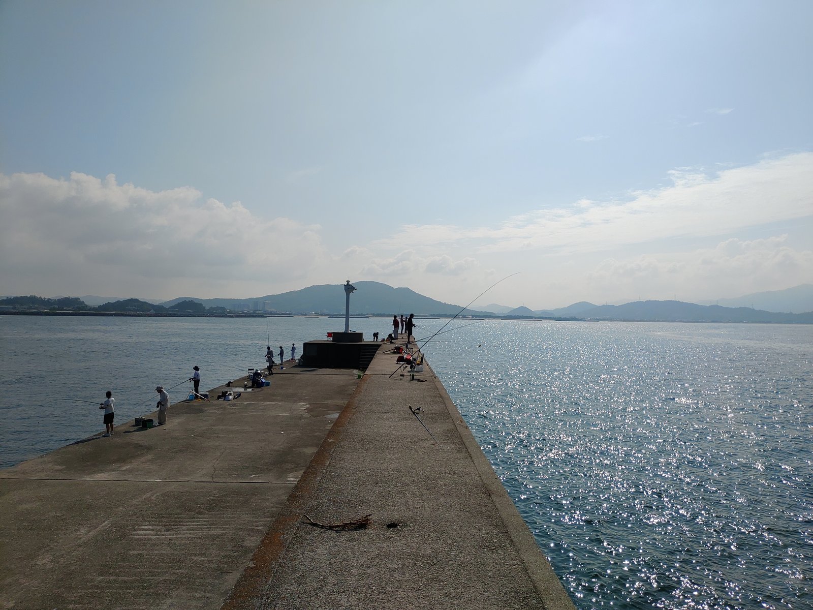 田ノ浦漁港の堤防の上から見た先の方