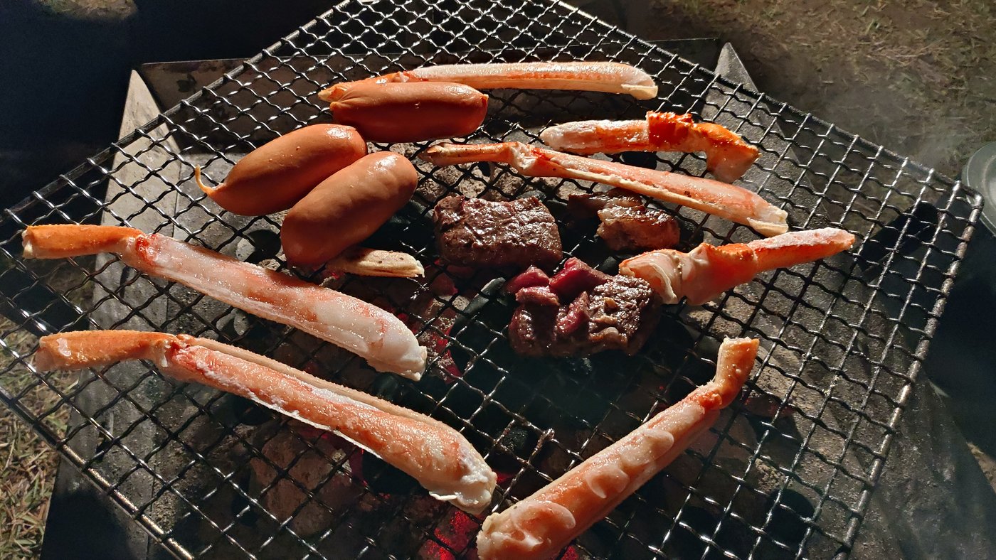 殻に焼き色がついた焼きガニとステーキ(2019年11月)